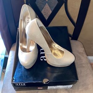 ANA Tallulah gold pumps